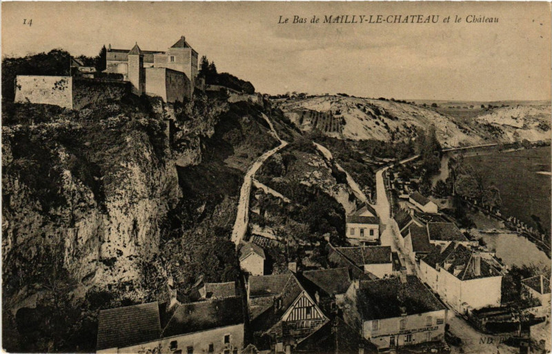 Carte postale ancienne Le Bas de Mailly-le-Chateau et le Chateau à Mailly-le-Château