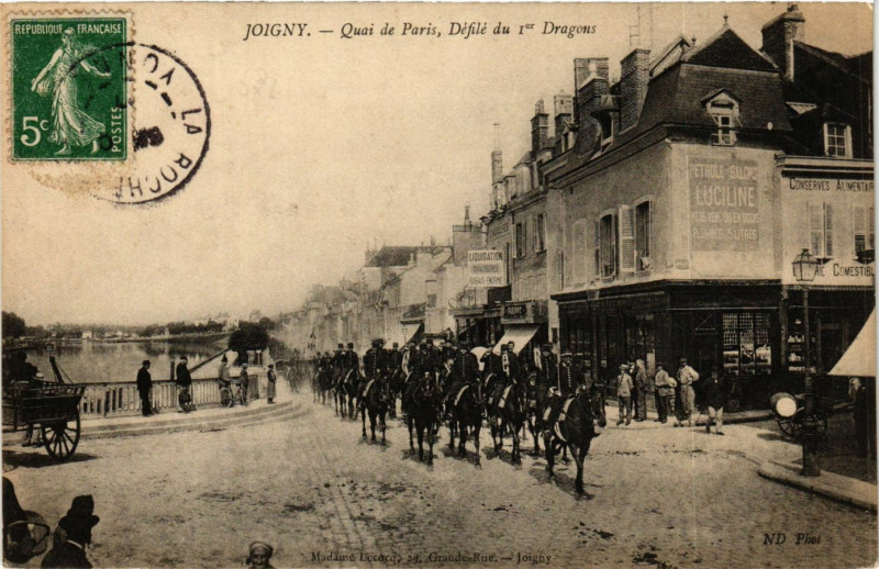 Carte postale ancienne Joigny - Quai de Paris Defile du 1er Dragons à Joigny