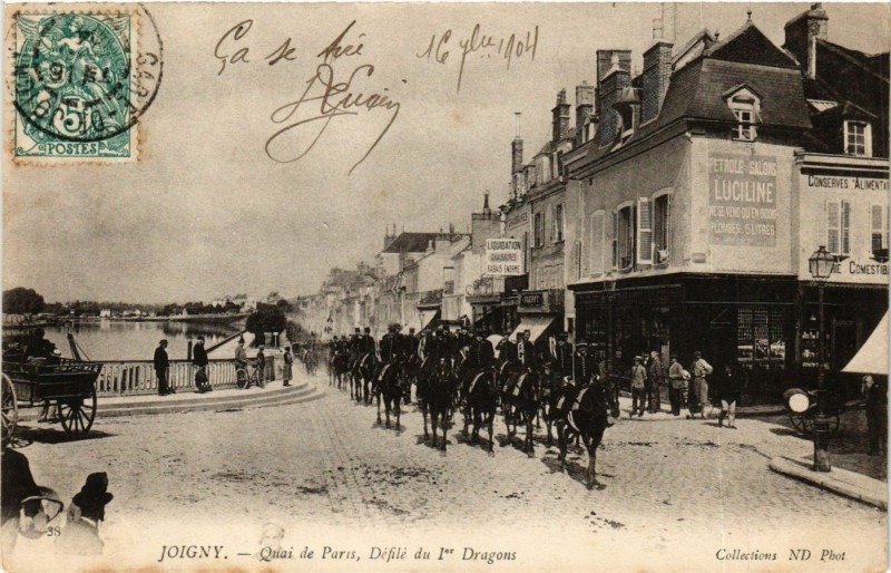 Carte postale ancienne Joigny - Quai de Pris Defile du 1er Dragons à Joigny