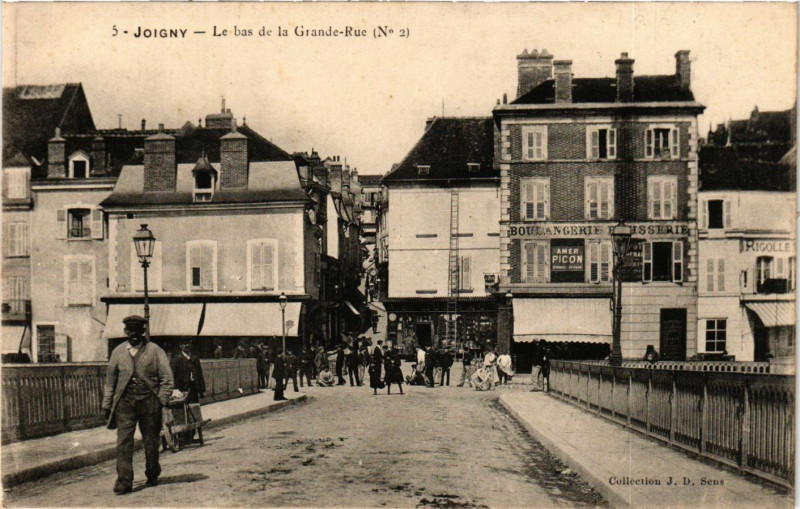 Carte postale ancienne Joigny - Le bas de la Grande-Rue à Joigny
