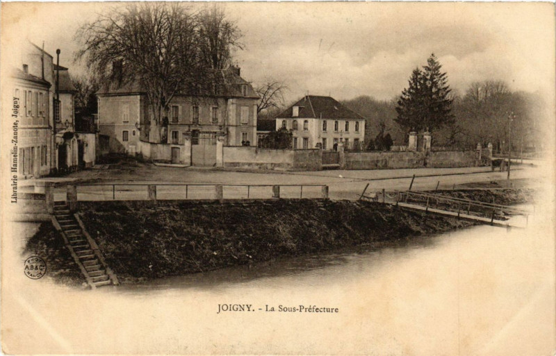 Carte postale ancienne Joigny - La Sous-Prefecture à Joigny