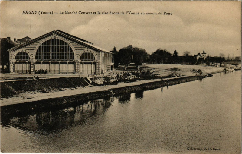 Carte postale ancienne Joigny - Le Marché Couvert et la rive droite de l'Yonne à Joigny