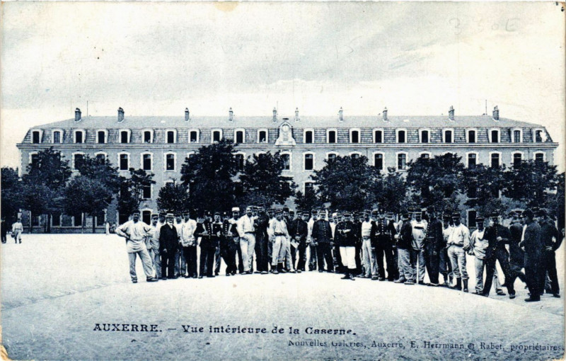 Carte postale ancienne Auxerre - Vue Int. de la Caserne à Auxerre