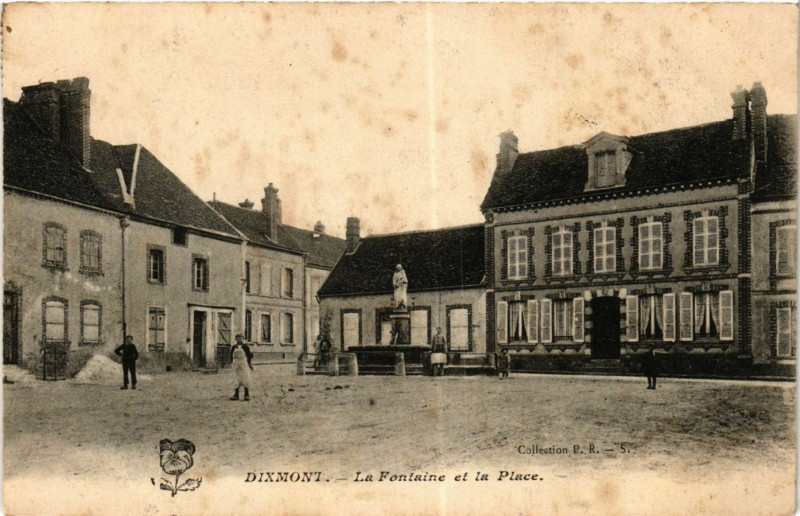Carte postale ancienne Dixmont - La Fontaine et la Place à Dixmont