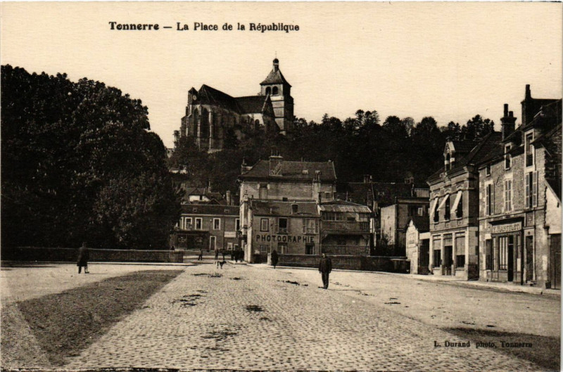 Carte postale ancienne Tonnerre - La Place de la Republique à Tonnerre
