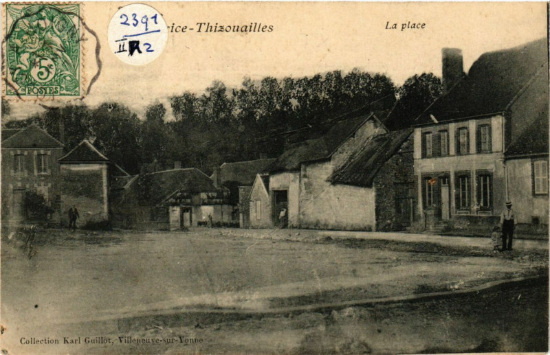 Carte postale ancienne Thizouailles - La Place
