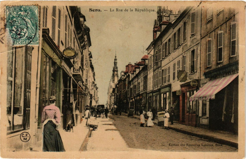 Carte postale ancienne Sens - La Rue de la Republique à Sens