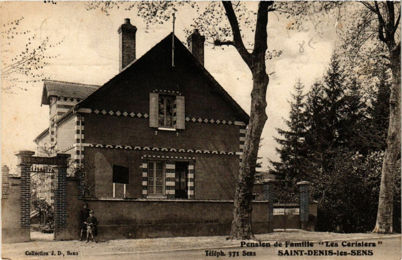 Carte postale ancienne Pension de Famille Les Carisiers - Saint-Denis-les-Sens à Saint-Denis-lès-Sens