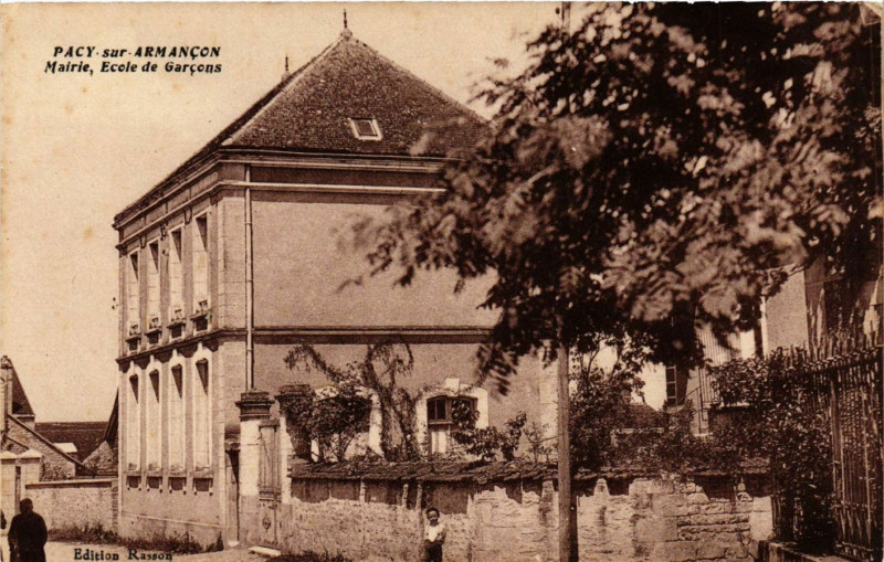 Carte postale ancienne Pacy-sur-Armancon - Mairie Ecole de Garcons à Pacy-sur-Armançon