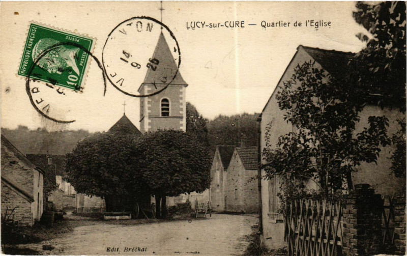 Carte postale ancienne Lucy-sur-Cure - Quartier de l'Eglise à Lucy-sur-Cure