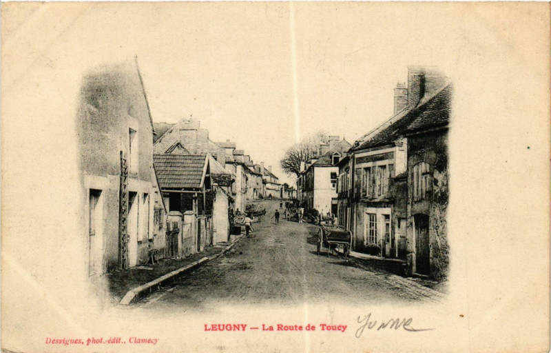 Carte postale ancienne Leugny - La Route de Toucy à Leugny