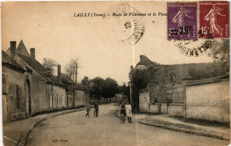 Carte postale ancienne Lailly - Route de Villeneuve et la Place à Lailly