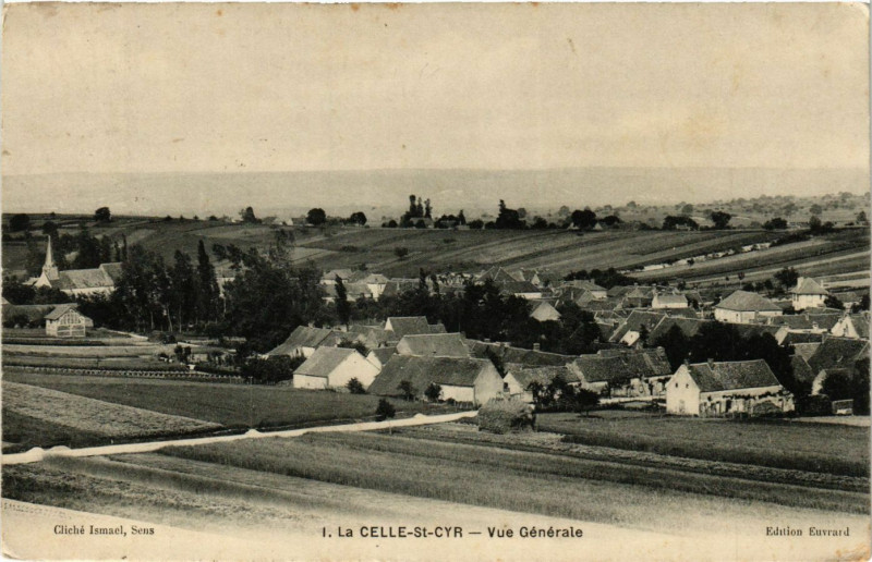 Carte postale ancienne La Celle-Saint-Cyr - Vue générale à La Celle-Saint-Cyr