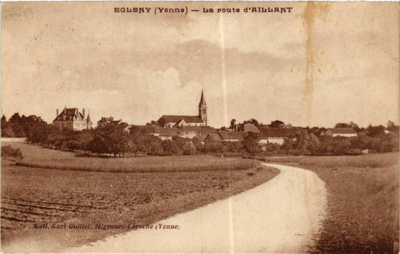 Carte postale ancienne Egleny - La route d'Aillant à Égleny