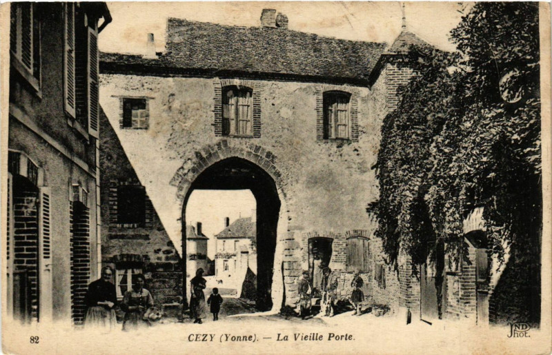 Carte postale ancienne Cezy - La Vieille Porte à Cézy