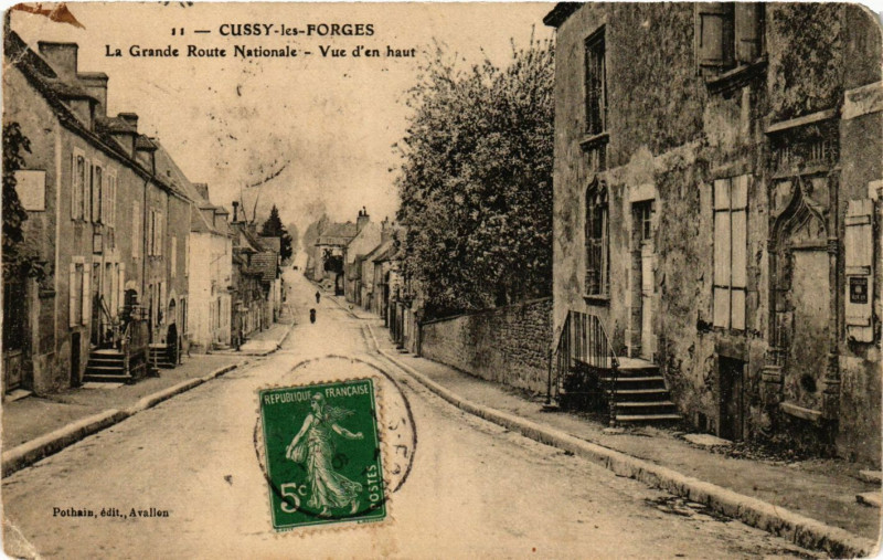 Carte postale ancienne Cussy-les-Forges - La Grande Route Nationale - Vue d'en haut à Cussy-les-Forges