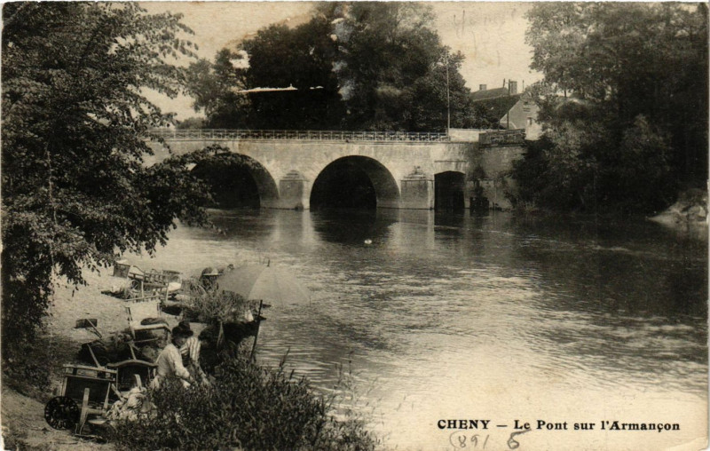 Carte postale ancienne Cheny - Le Pont sur l'Armancon à Cheny