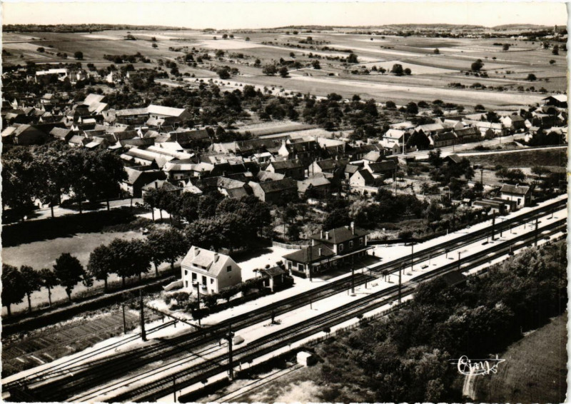 Carte postale ancienne Champigny-sur-Yonne - Vue aerienne sur la Gare et la... à Champigny