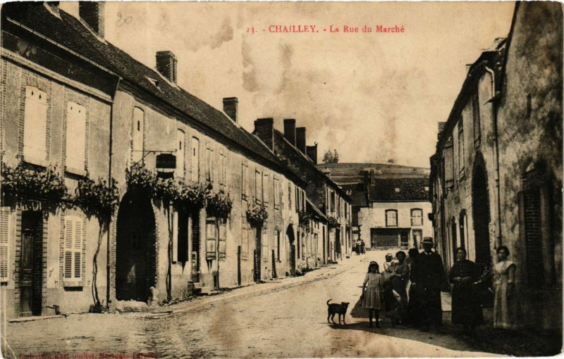 Carte postale ancienne Chailley - La Rue du Marché à Chailley