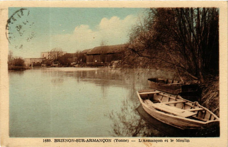 Carte postale ancienne Brienon-sur-Armancon - L'Armancon et le Moulin à Brienon-sur-Armançon