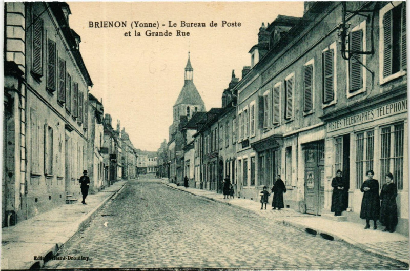 Carte postale ancienne Brienon - Le Bureau de Poste et la Grande Rue