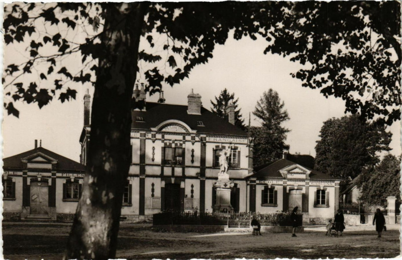 Carte postale ancienne Bleneau - Place de la Mairie à Bléneau