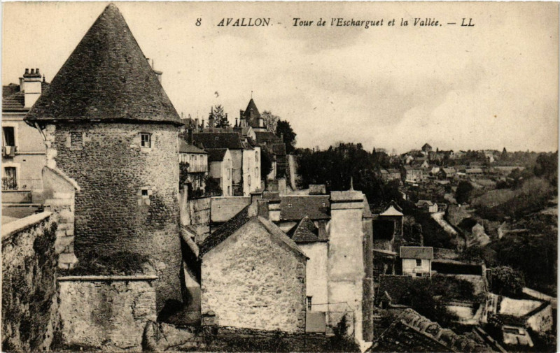 Carte postale ancienne Avallon - Tour de l'Escharguet et la Vallée à Avallon