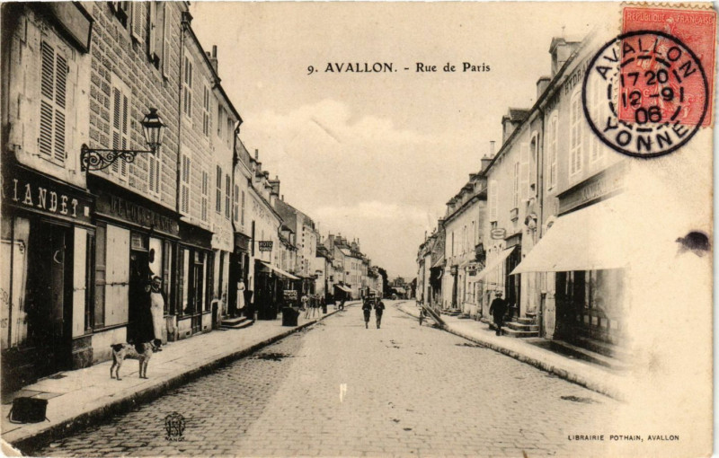 Carte postale ancienne Avallon - Rue de Paris à Avallon