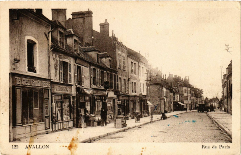 Carte postale ancienne Avallon - Rue de Paris à Avallon