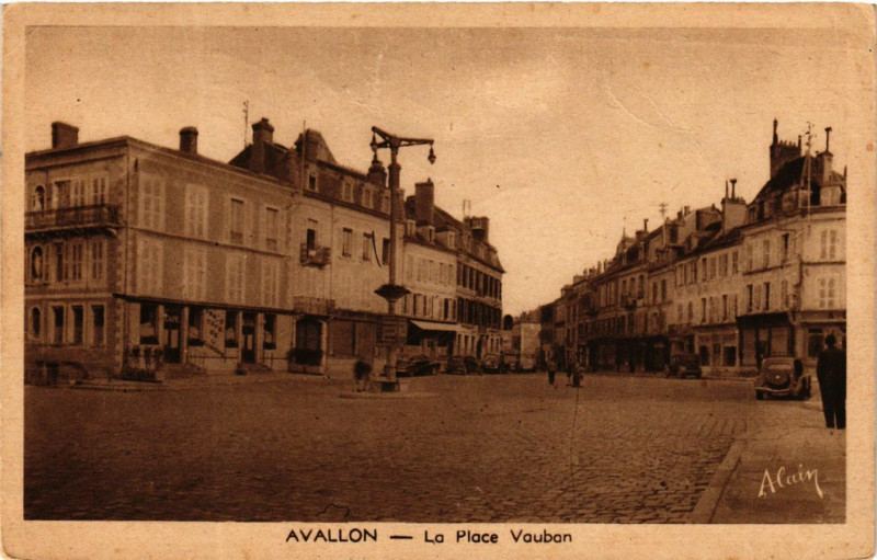 Carte postale ancienne Avallon - La Place Vauban à Avallon