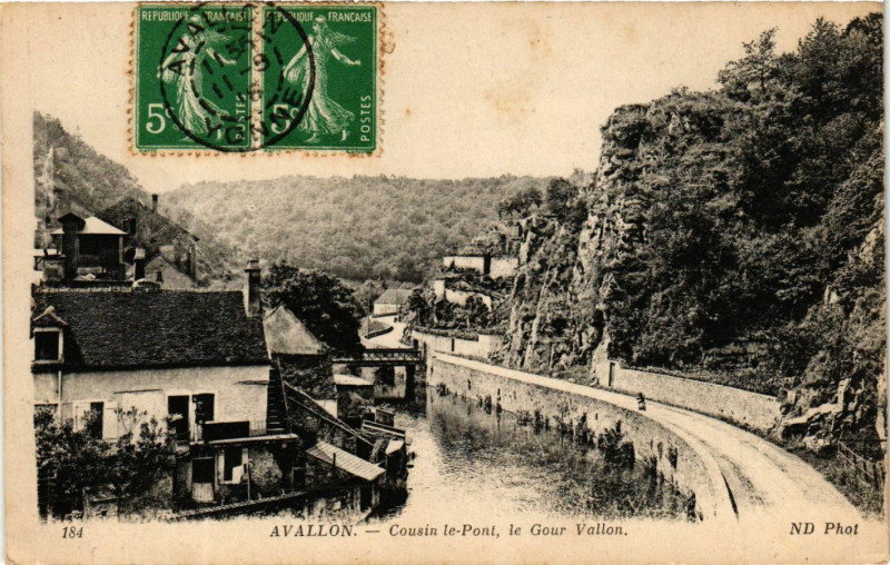 Carte postale ancienne Avallon - Cousin le-Pont le Gour Vallon à Avallon