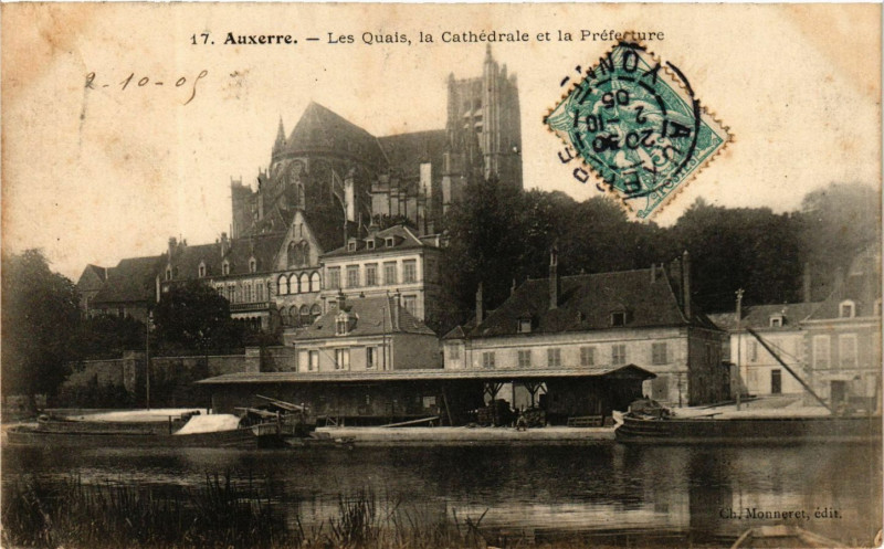 Carte postale ancienne Auxerre - Les Quais la Cathédrale et la Prefecture à Auxerre