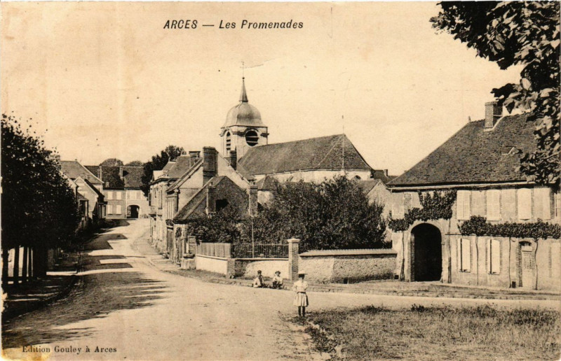 Carte postale ancienne Arces - Les Promenades à Menades