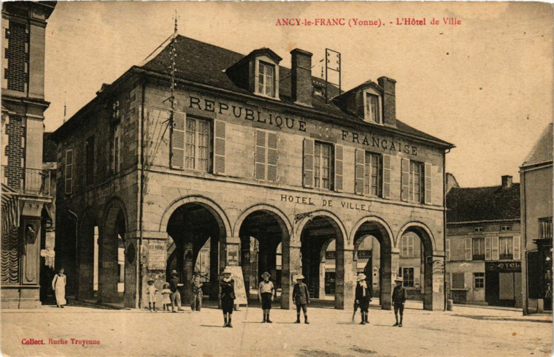 Carte postale ancienne Ancy-le-Franc - L'Hotel de Ville à Ancy-le-Franc