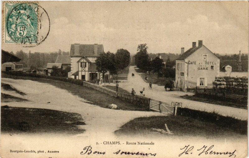 Carte postale ancienne Champs - Route Nationale