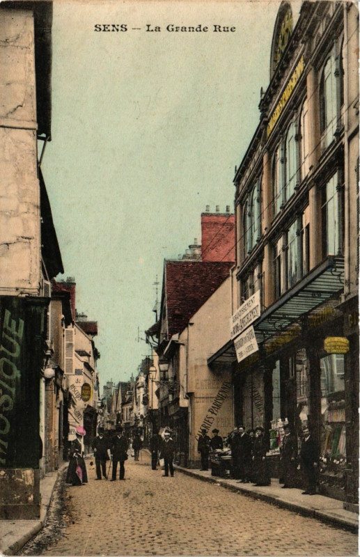 Carte postale ancienne Sens - La Grande Rue à Sens
