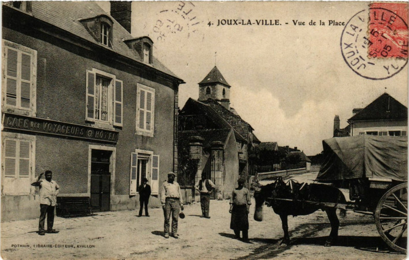 Carte postale ancienne Joux-la-Ville - Vue de la Place à Joux-la-Ville