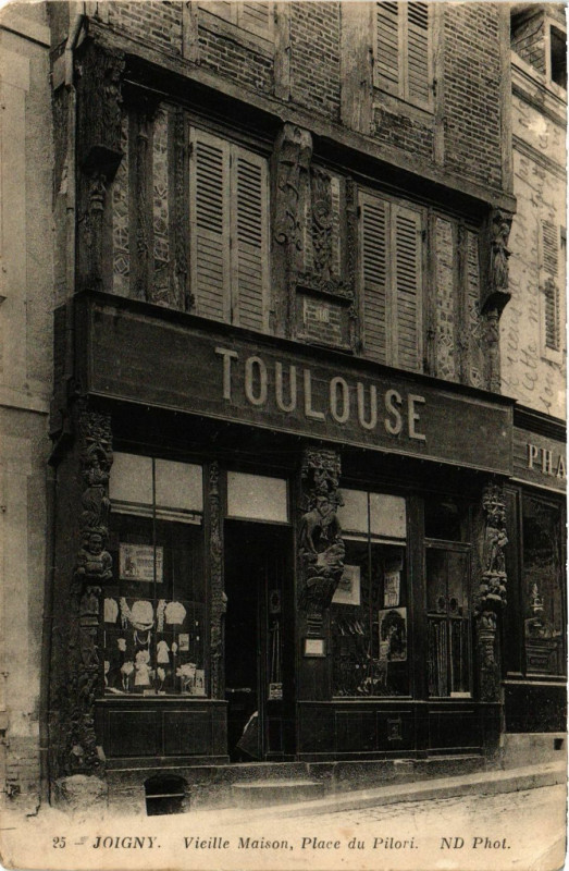 Carte postale ancienne Joigny - Vieille Maison Place du Pitori à Joigny