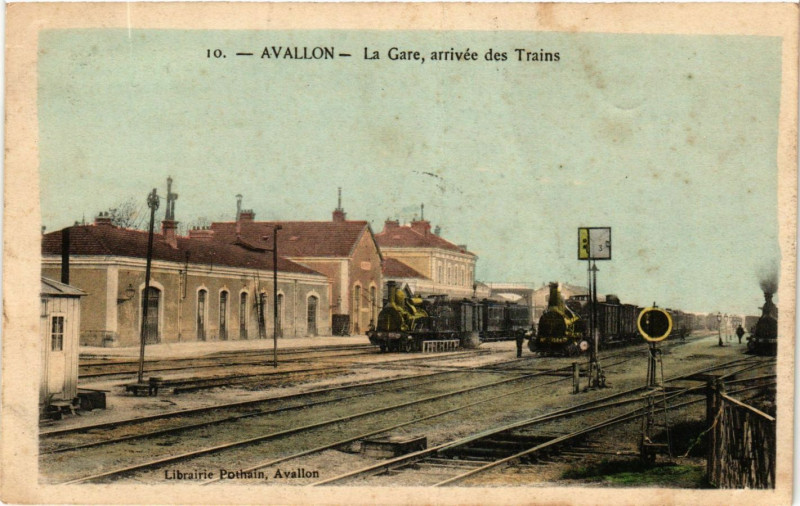Carte postale ancienne Avallon - La Gare arrivée des Trains à Avallon