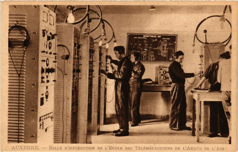 Carte postale ancienne Auxerre - Salle d'Instruction de L'Ecole des Telemecaniciens de à Auxerre