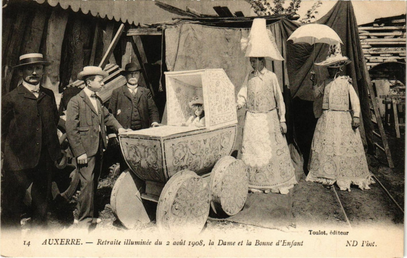 Carte postale ancienne Auxerre - Retraite illuminée du 2 aout 1908 la Dame et la Bonne à Auxerre