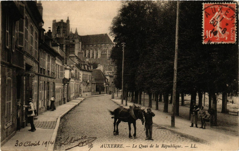 Carte postale ancienne Auxerre - Le Quai de la Republique à Auxerre