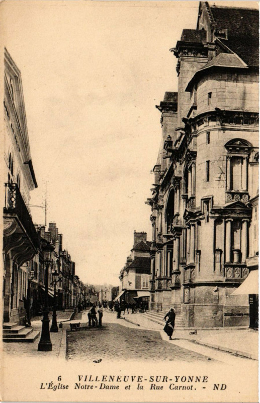 Carte postale ancienne Villeneuve-sur-Yonne - L'Eglise N.-D. et la Rue Carnot à Villeneuve-sur-Yonne