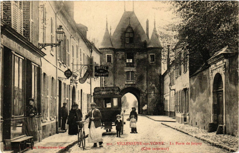 Carte postale ancienne Villeneuve-sur-Yonne - La Porte de Joigny (CoteInt.) à Villeneuve-sur-Yonne