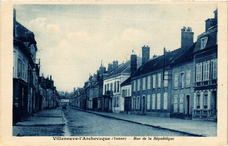 Carte postale ancienne Villeneuve-l'Archeveque - Rue de la Republique à Villeneuve-l'Archevêque