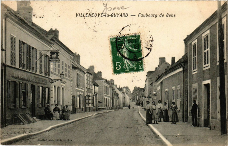 Carte postale ancienne Villeneuve-la-Guyard - Faubourg de Sens à Villeneuve-la-Guyard