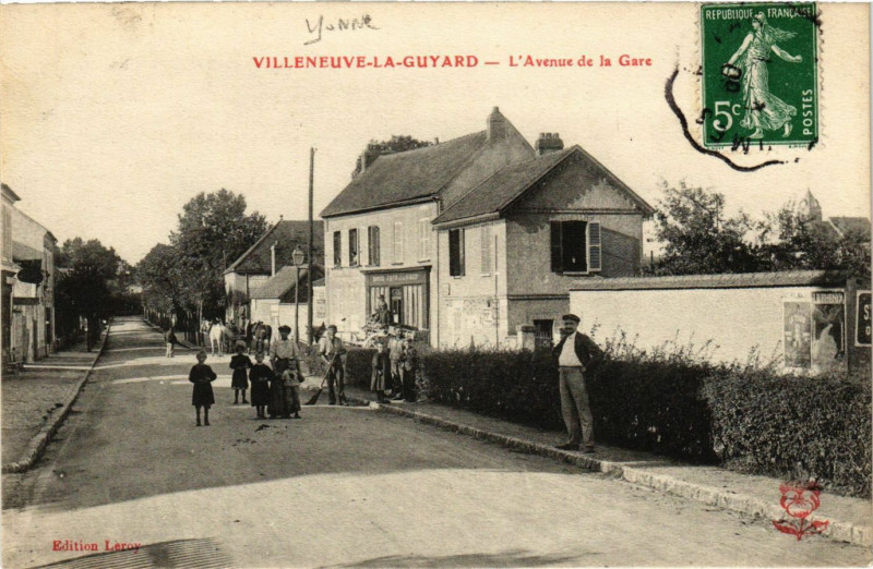 Carte postale ancienne Villeneuve-la-Guyard - L'Avenue de la Gare à Villeneuve-la-Guyard