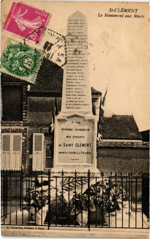 Carte postale ancienne Saint-Clement - Le Mon. aux Morts à Saint-Clément