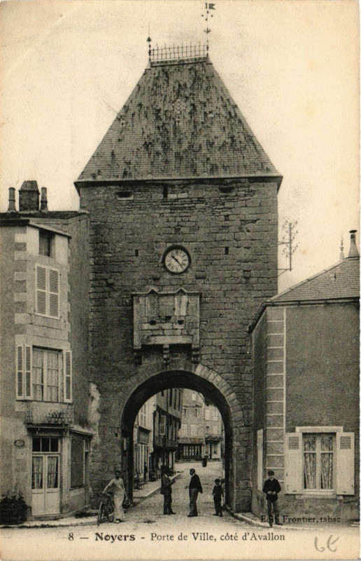Carte postale ancienne Noyers - Porte de Ville cote d'Avallon à Noyers