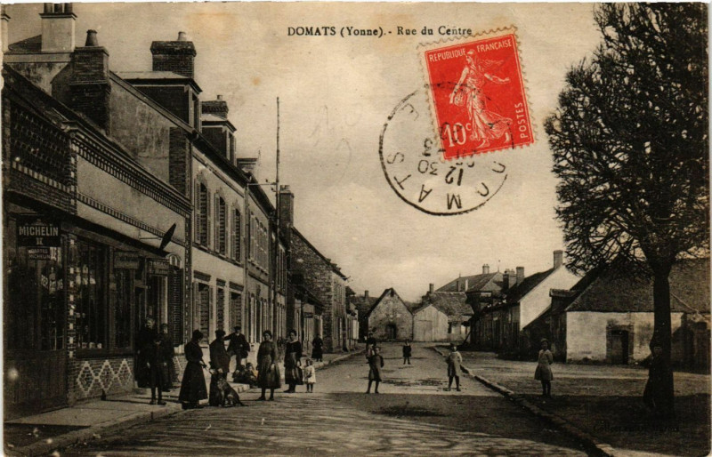 Carte postale ancienne Domats - Rue du Centre à Domats